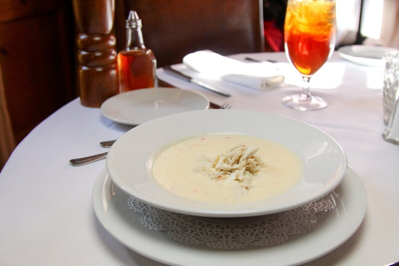 Die She-Crab-Suppe ist ein geschätztes Grundnahrungsmittel in Savannah. – Bild: ORF/​Warner/​The Travel Channel