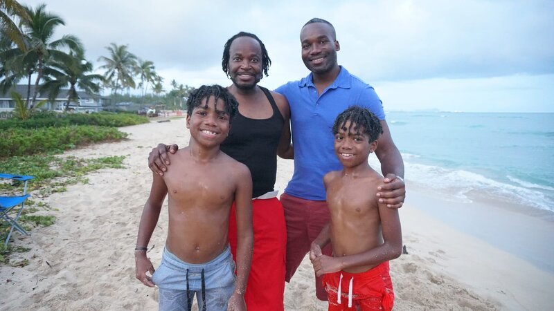 Home buyers Quintan Brassfield (R) and Cary Brassfield (L) on the beach with the kids as seen on Hawaii Hunters (portrait) – Bild: Warner Bros. Discovery