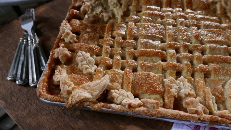 Close up of corner of apple pie, as seen on Baked in Vermont, Season 1. – Bild: HGTV