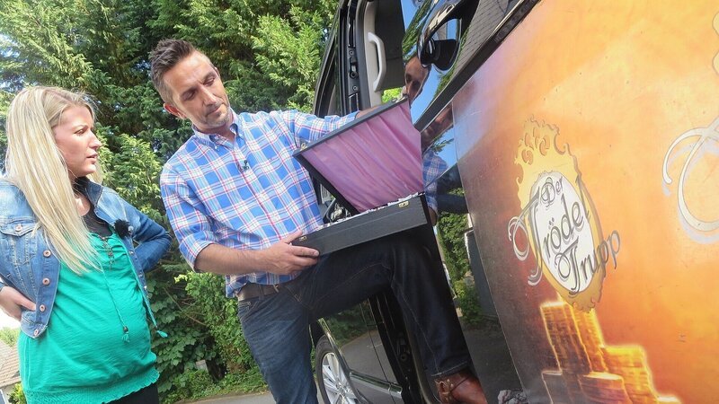 Trödelprofi Mauro Corradino mit Sabines Tochter Kira (li.) – Bild: RTL Zwei