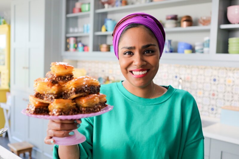 Nadiya mit selbstgemachten Baklava. – Bild: ORF/​Warner