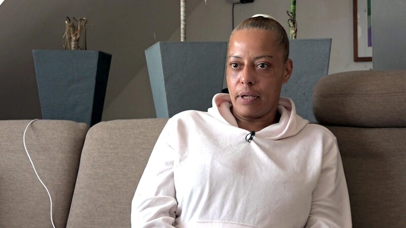 Jannie sucht schon seit längerem wieder nach einem Job. Die dreifache Mutter ist krankheitsbedingt während der Coronapandemie arbeitslos geworden. Jannie kann viele Jahre Berufserfahrung in der Gastronomie vorweisen und betrieb zeitweise sogar ihr eigenes Loka – Bild: RTL Zwei