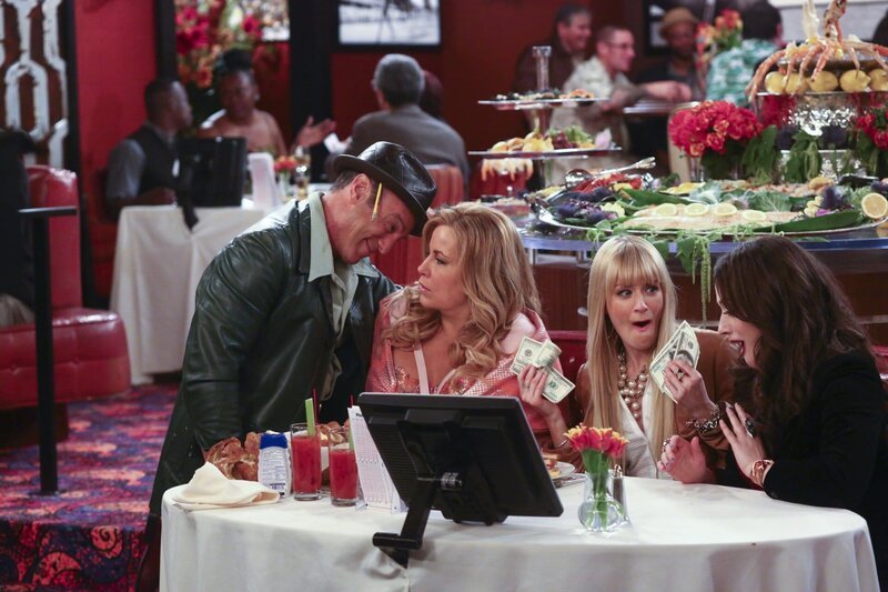 Sophies (Jennifer Coolidge, 2.v.r.) neuer Lover Nicky (Peter Onorati, l.) ist ein großer Fan von Pferderennen – und sehr großzügig: Er gibt Caroline (Beth Behrs, 2.v.r.) und Max (Kat Dennings, r.) nicht nur ein üppiges Trinkgeld, sondern nimmt sie auch mit zur Rennbahn. Was für Caroline zum Verhängnis wird … – Bild: Warner Bros. Entertainment Inc.