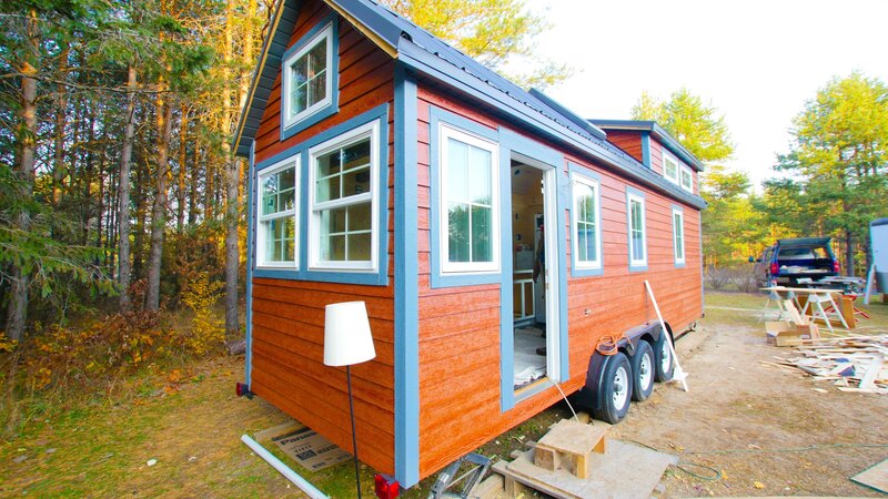 Kleine Häuser liegen im Trend. Immer mehr Menschen möchten ihren Lebensstil vereinfachen, ohne aber auf Luxus verzichten zu müssen. In halbstündigen Episoden werden zukünftige Hausbesitzer begleitet, die sich auf ihr Leben im Miniformat vorbereiten. – Bild: TVN /​ Scripps Networks Interactive