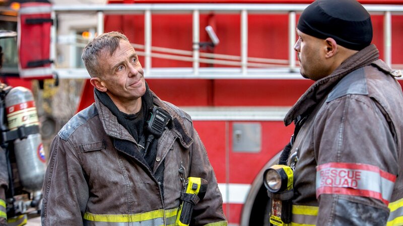Aus der Hölle entronnen, l-r: David Eigenberg als Christopher Herrmann, Joe Minoso als Joe Cruz – Bild: SRF/​2020 NBC Universal