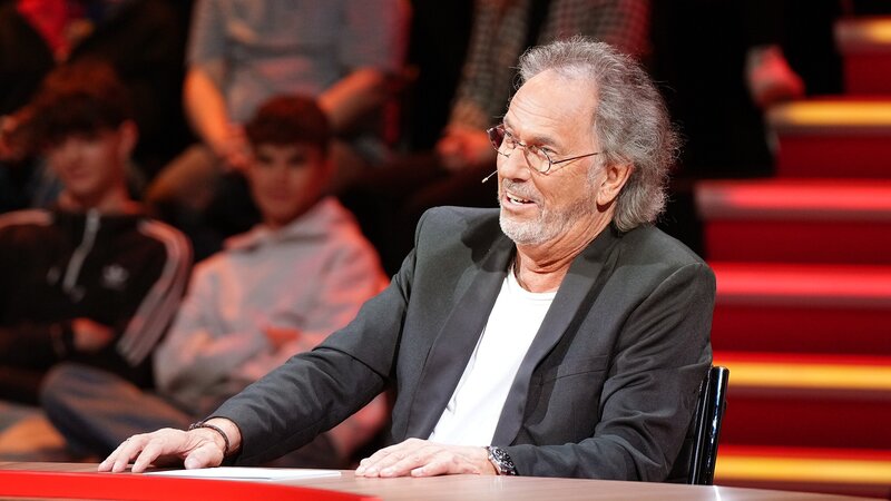 Hugo Egon Balder stellt erneut die Fragen der Zuschauer – Bild: RTLZWEI /​ Constantin Entertainm