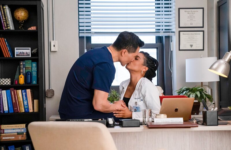 Daniel Dae Kim (Dr. Cassian Shin), Freema Agyeman (Dr. Helen Sharpe). – Bild: ORF/​Universal/​NBC/​Virginia Sherwood