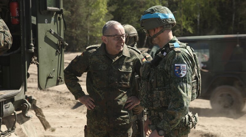 Generalinspekteur Carsten Breuer beaufsichtigt eine NATO Verteidigungsübung nahe der russischen Grenze in Litauen. – Bild: NDR/​Lucas Stratmann