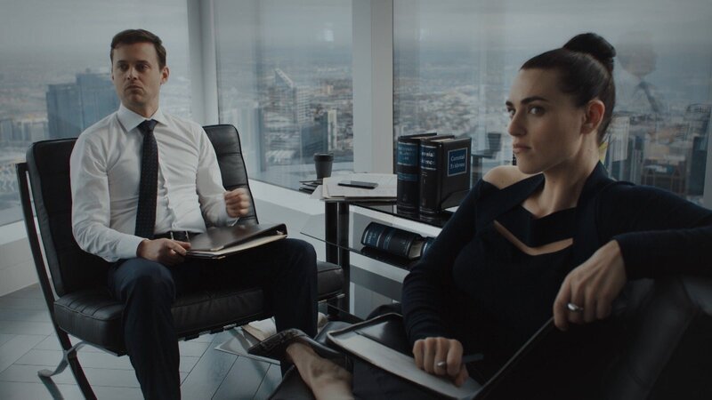 Alex Blake (Oliver Ackland) und Saskia De Merindol (Katie McGrath)  Die Verwendung des sendungsbezogenen Materials ist nur mit dem Hinweis und Verlinkung auf RTL+ gestattet. – Bild: RTL /​ SEVEN STUDIOS PTY LTD