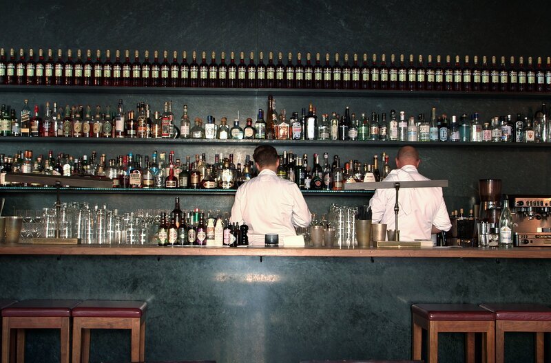 In der Münchner „Schumann’s Bar“ hat der Bartender ein faszinierendes Bar-Separée gestaltet. – Bild: Prounen Film
