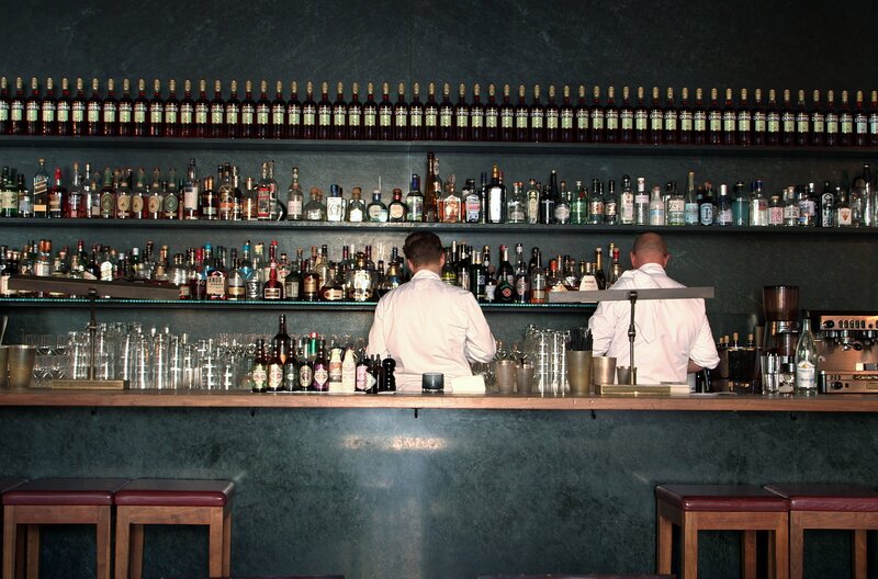 In der Münchner „Schumann’s Bar“ hat der Bartender ein faszinierendes Bar-Separée gestaltet. – Bild: Prounen Film