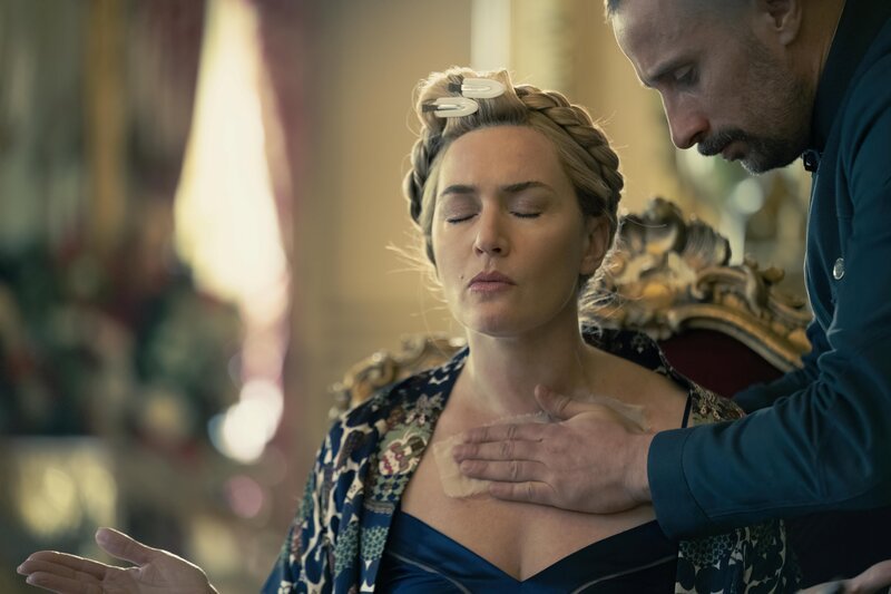 Chancellor Elena Vernham (Kate Winslet), Corporal Herbert Zubak (Matthias Schoenaerts) – Bild: HBO