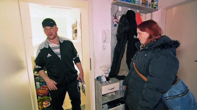 Tatjana und Michael sind noch immer auf Wohnungssuche in Gelsenkirchen. Eine große Herausforderung für das Paar mit vier Kindern! – Bild: RTLZWEI