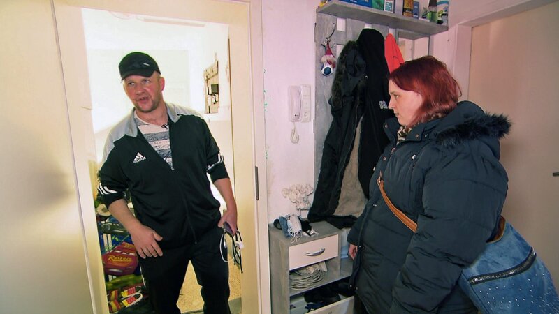 Tatjana und Michael sind noch immer auf Wohnungssuche in Gelsenkirchen. Eine große Herausforderung für das Paar mit vier Kindern! – Bild: RTLZWEI