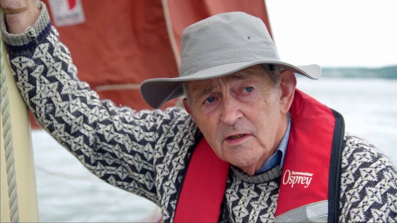 Ein erfahrener Skipper: Robert Phillips steuert das Traditionsboot „Heritage“ sicher durch den Milford Haven Waterway.sicher durch den Milford Haven Waterway. – Bild: 3sat