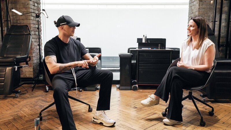 „Für diese DOK1 macht Superstar RAF Camora eine Ausnahme und gibt eines seiner seltenen Interviews. Mit Lisa Gadenstätter spricht er über die Gefahren von Social Media und warum er selbst immer wieder monatelang auf Social Media verzichtet“. – Bild: Neulandfilm /​ ORF /​ Stefan Vucsina