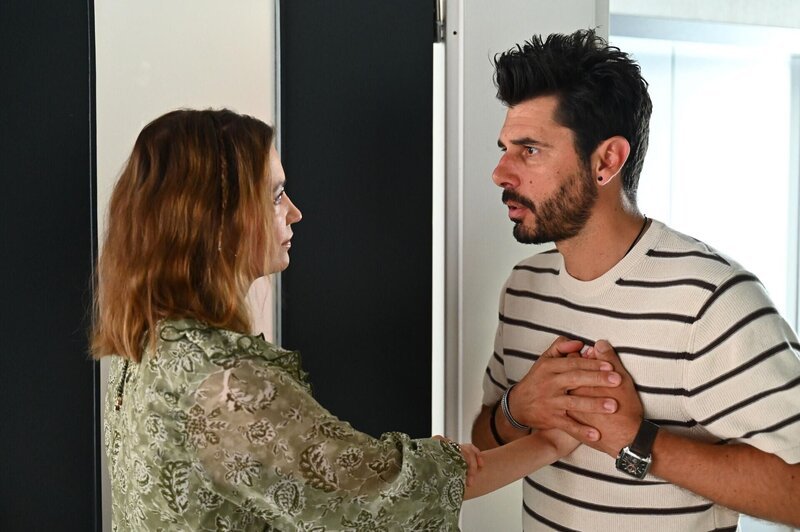 Matteo (Riccardo Angelini) entschuldigt sich trotz seines anhaltenden Verdachts bei Nathalie (Amrei Haardt), Maximilian verdächtigt zu haben. – Bild: RTL /​ Julia Feldhagen