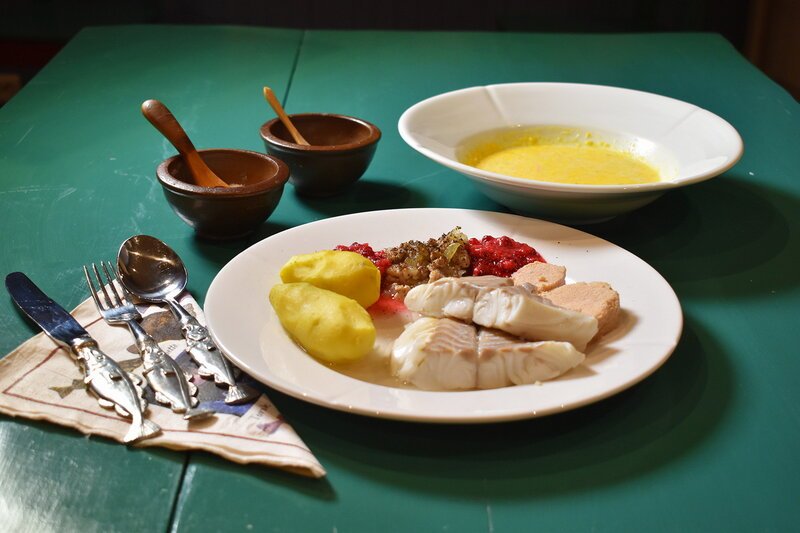 Frischer Fisch mit Leber, Rogen und Preiselbeeren – Bild: SRF/​Gero von Schneider-Marientreu