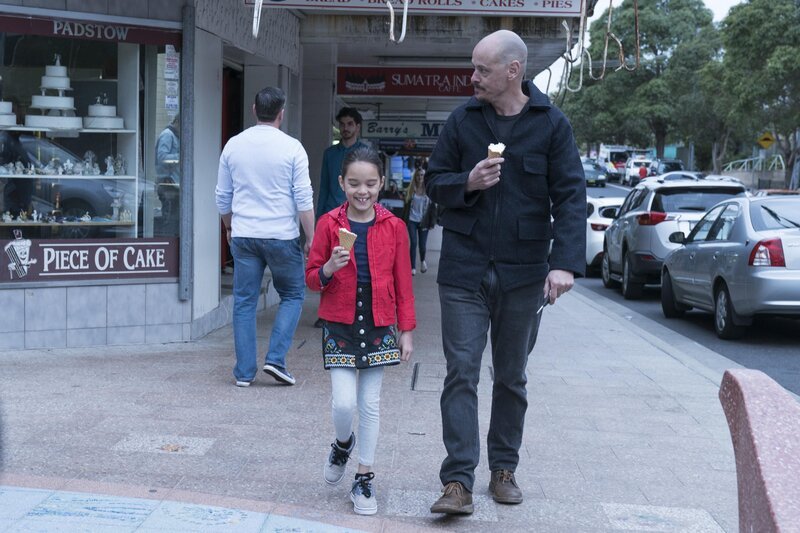 L-R: Brittany (Chika Yasumura) and Ray (Scott Ryan) – Bild: FX Networks, LLC. /​ Mark Rogers