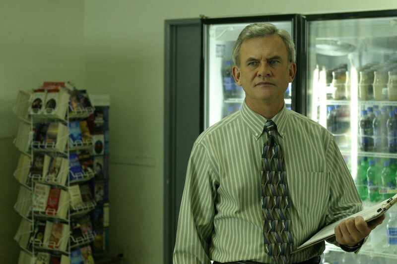 Mr. Young (Holmes Osborne) führt das ‚Lucky Aide‘ … – Bild: ViacomCBS