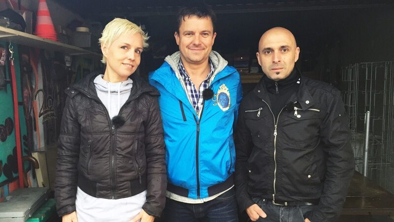 Schulden, Restinventar und Überforderung, das sind die Überbleibsel von Roccos (re.) und Silkes (li.) Kioskprojekt. Um damit abschließen zu können, haben sie um Hilfe des Trödeltrupps gebeten … (Foto, Mitte: Trödelprofi Marco Heuberg) – Bild: RTL II