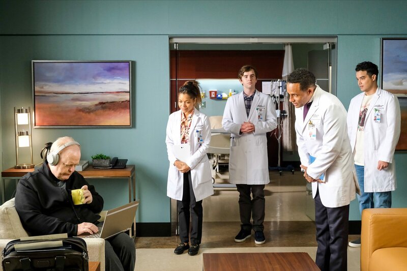 (v.li.): Christian Clemenson (Dr. Silas Chambers), Antonia Thomas (Dr. Claire Browne), Freddie Highmore (Dr. Shaun Murphy), Hill Harper (Dr. Marcus Andrews), Brian Marc (Dr. Enrique ‚Ricky‘ Guerin). – Bild: ORF/​Sony Pictures/​ABC/​Jeff Weddell