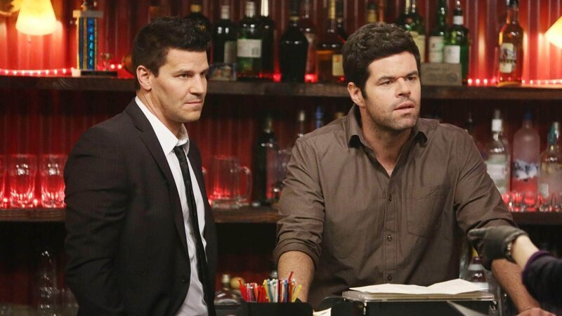 Booth (David Boreanaz, l.) befragt den Barbesitzer Joe Martucci (Robert Baker), der bestätigt, dass es sich nach der Beschreibung der Leiche um den Country-Sänger Colin Haynes handeln könnte. – Bild: TVNOW /​ FOX