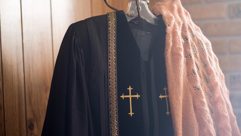 In einer kleinen, konservativen Gemeinde in Pennsylvania trieb der Pfarrer ein böses Spiel. – Bild: Perverser Pastor /​ Foto: RTL