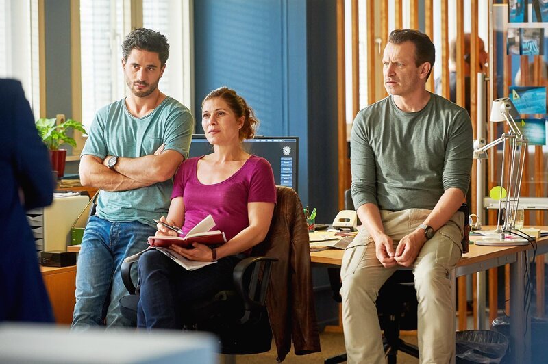Polizeipsychologin Mina (Yasmina Djaballah), Hauptkommissar Thomas Waldeck (Jan Kittmann, l.) und Einsatzleiter Markus Heller (Dirk Ossig) lauschen gespannt den Ausführungen des Opfers. – Bild: RTL