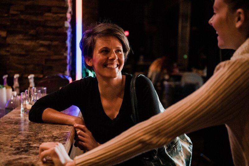 beide Opfer mit Drinks an einer Bar – Bild: Saloon Media Lizenzbild frei