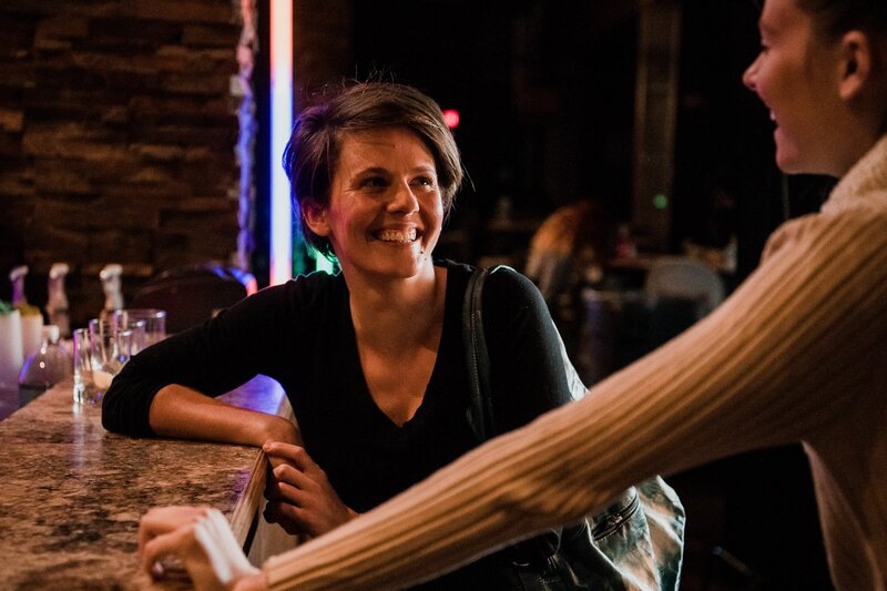 beide Opfer mit Drinks an einer Bar – Bild: Saloon Media Lizenzbild frei