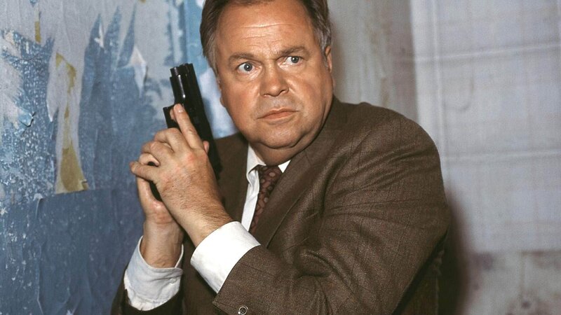 Kriminalkommissar Kehler (Wolfgang Bathke) schleicht sich an, um Möller zu stellen und die Geisel zu befreien … – Bild: RTL /​ Rolf Baumgartner