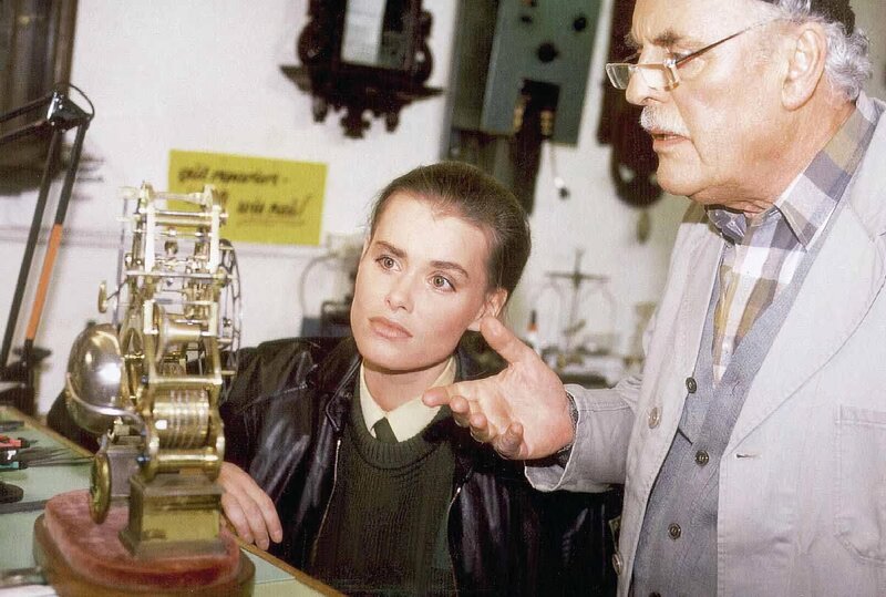 Ein aberglaeubischer alter Uhrmacher ist davon ueberzeugt, sein Herzschlag hinge vom Funktionieren einer wertvollen alten Uhr ab. – Bild: Heimatkanal