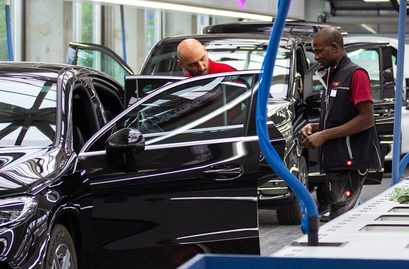Deutschlands größte Waschstraße in Stuttgart: Bis zu vier Leute pro Auto putzen gleichzeitig Innenraum und Fenster. – Bild: SWR
