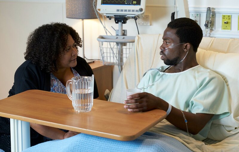 Baseballspieler Jaquan Lewis (Dewshane Williams) im Gespräch mit seiner Mutter (Kim Roberts) – Bild: RTL