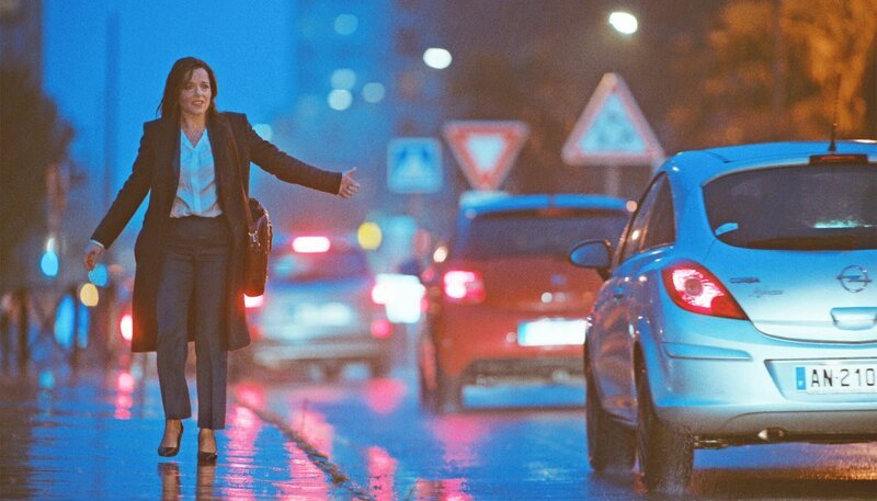 Schon durchnässt vom Regen und genervt vom Streik, versucht Julie (Laure Calamy) in der Dämmerung verzweifelt als Anhalterin weiterzukommen, um rechtzeitig bei ihren Kindern zu sein. – Bild: ZDF und Victor Seguin