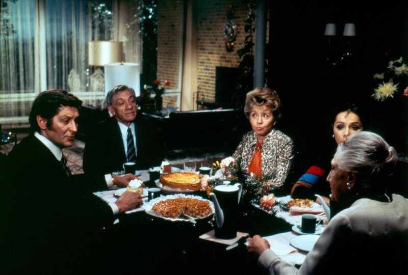 L-R: Jürgen Hechler (Günter Pfitzmann), Kurt Scholz (Joseph Offenbach), Käthe Scholz (Inge Meysel), Doris Wichmann (Monika Peitsch), Oma Köpcke (Agnes Windeck) – Bild: Heimatkanal