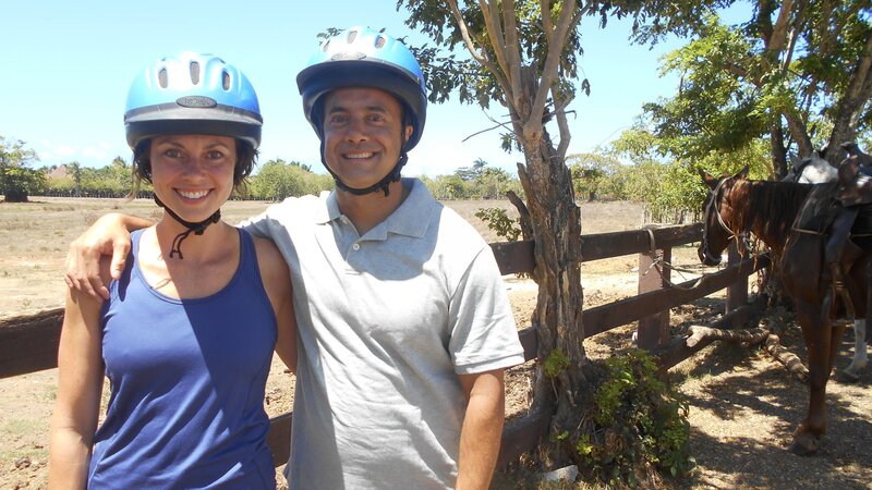 Clients Maq and Char Serang pose next to horses – Bild: HGTV /​ Discover HCBLF1606_324620_129387 /​ Scripps.