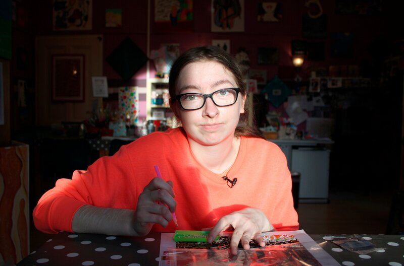 Alica (18) hat mit depressiven Phasen zu kämpfen. Aber ihre Freundin im Mädchenheim steht ihr zur Seite. – Bild: WDR/​Jule Sommer