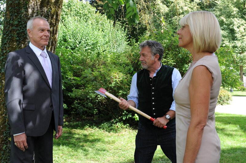 (v.l.n.r.) Werner (Dirk Galuba); Julius (Michele Oliveri); Charlotte (Mona Seefried) – Bild: ARD /​ Ann Paur