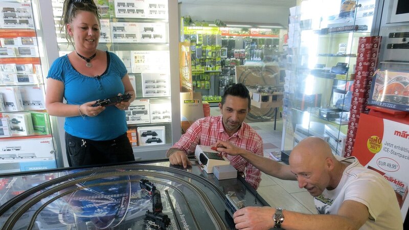 Nicole und Trödelprofi Mauro Corradino (Mitte) wollen die Modelleisenbahn verkaufen..  (Foto, re.: Interessent Roman H.) – Bild: RTL Zwei