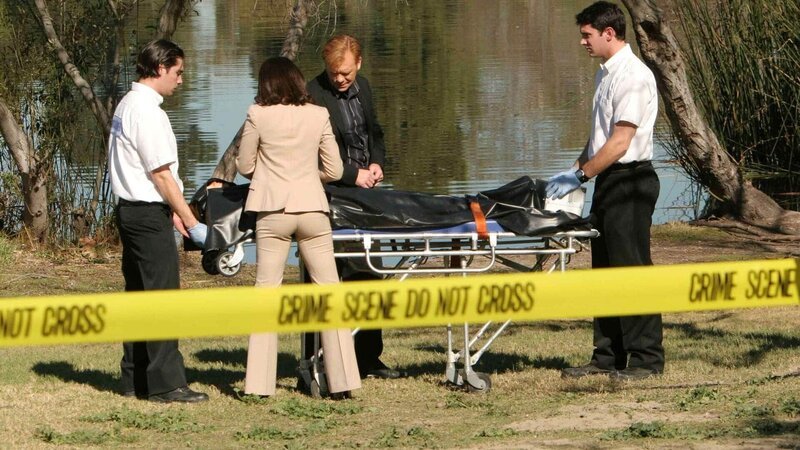 In einem See wurde eine weibliche Leiche gefunden. Alexx Woods (Khandi Alexander, 2.v.l.) und Horatio Caine (David Caruso, 2.v.r.) vermuten, dass es sich um Melissa Rowe handelt. – Bild: RTL /​ CBS