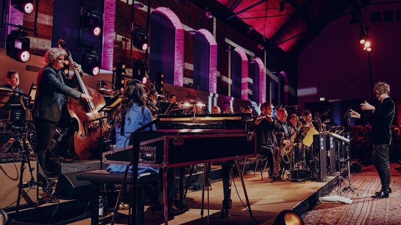 In der Reihe Heimspiel trifft die SWR Big Band regelmäßig auf hochkarätige Künstlerinnen und Künstler aus dem Sendegebiet. Im März war Olivia Trummer (Klavier) der Überraschungsgast. Die Stuttgarter Pianistin und Komponistin ist bekannt für ihren tänzerischen Sound, mit dem sie zwischen Jazz und Klassik eine Brücke schlägt. Doch Olivia Trummer ist auch eine vielseitige Sängerin und Songwriterin. – Bild: ZDF und SWR/​Lena Semmelroggen