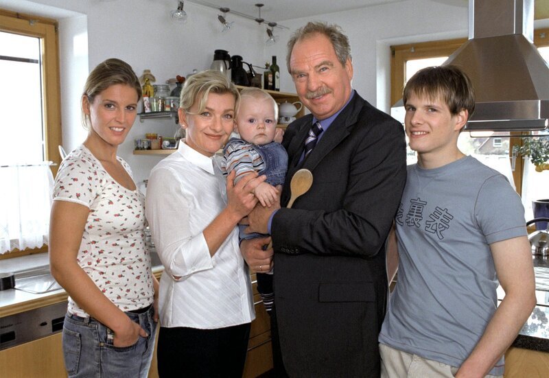 Hausfrau Theresa (Saskia Vester, 2.v.li.) muss sich selbst an ihrem Geburtstag um ihren Mann Richard (Friedrich von Thun, re.) sowie ihre beiden erwachsenen Kinder Tobias (Enno Hesse) und Nina (Christina Huckle, li.) kümmern. – Bild: ARD Degeto/Susan R. Skelton Hausfrau Theresa (Saskia Vester, 2.v.li.) muss sich selbst an ihrem Geburtstag um ihren Mann Richard (Friedrich von Thun, re.) sowie ihre beiden erwachsenen Kinder Tobias (Enno Hesse) und Nina (Christina Huckle, li.) kümmern. – Bild: ARD Degeto/Susan R. Skelton