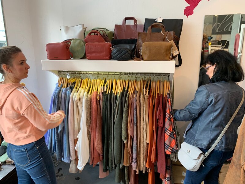 Kandidatin Cathleen (l.) und Shoppingbegleitung Ulrike. – Bild: MG RTL D /​ Constantin Ent.