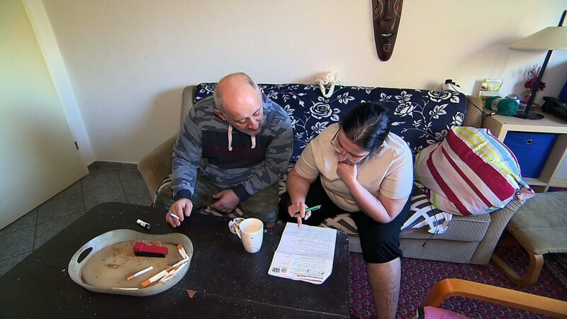 Dirk und Jenny müssen Formulare ausfüllen, da jetzt Mike, Dirks Sohn, bei ihnen lebt.. – Bild: RTLZWEI