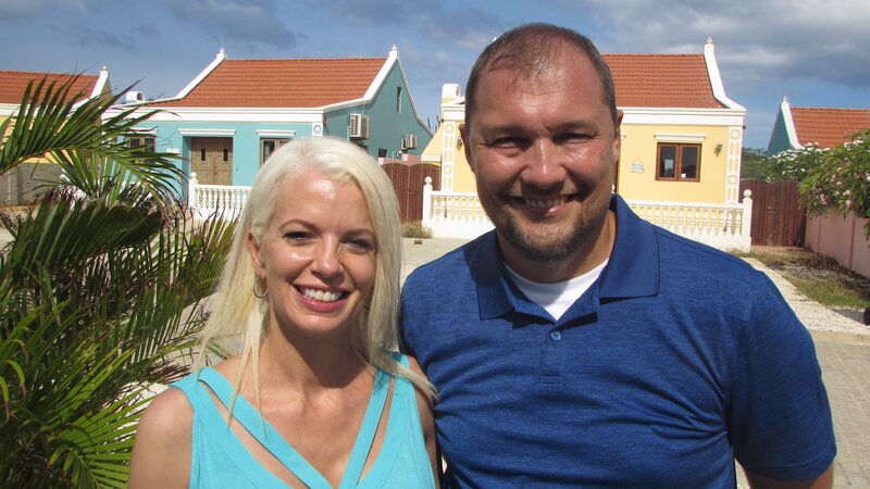 Exterior, Clients Anton and Holly posing in front of house in Aruba. As seen on HGTV’s Caribbean Life – Bild: HGTV /​ Discover HCBLF1613_325342_129747 /​ Scripps.