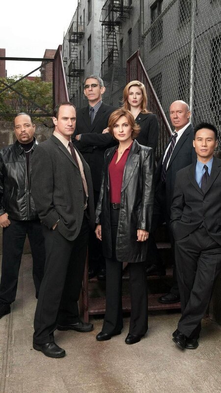 Das Team der 6. Staffel im Uhrzeigersinn: Odafin ‚Fin‘ Tutuola, Detective Elliot Stabler, Detective John Munch, Casey Novak, Capt. Donald Cragen, Dr. George Huang, Detective Olivia Benson. – Bild: Foto: TVNOW /​ NBC/​Universal