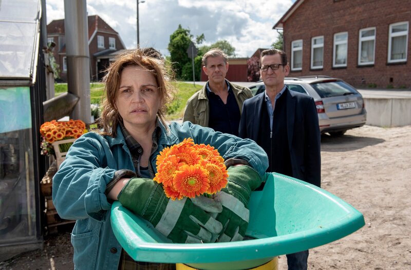 Änne Wegmann (Rebecca Immanuel, v.) hat jede Hoffnung verloren: ihre Gärtnerei ist pleite (mit Sven Martinek, 2.v.r. und Ingo Naujoks, r.). – Bild: ARD/​Thorsten Jander