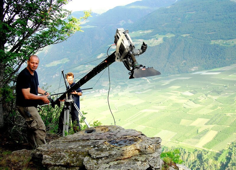 Das ORF-Universum-Team bei Dreharbeiten im Vinschgau in Südtirol. – Gestalter Manfred Corrine (li.) mit Dietrich Heller am Kamerakran. – Bild: ORF/​WEGA – Film/​Mario Hopfgartner